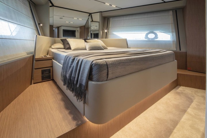 FerrettiYachts720