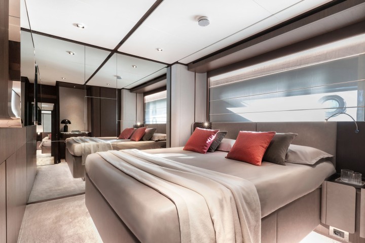 FerrettiYachts860